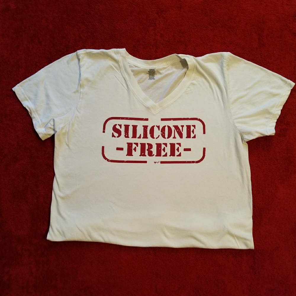 "SILICONE FREE" V NECK TEE.